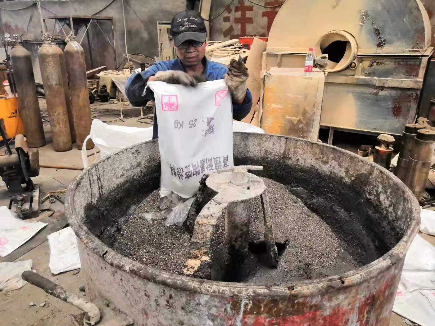 攪拌混合抗剝落耐磨陶瓷涂料 攪拌混合抗剝落耐磨陶瓷涂料